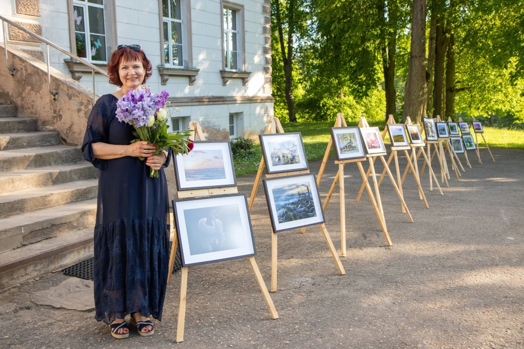 Smilteniete Inga Zaļkalne pēc pamatnodarbošanās ir friziere, taču jau gadiem viņas vaļasprieks – fotografēšana – priecē daudzus cilvēkus. Līdz šim Ingas fotogrāfijas bija aplūkojamas digitālā veidā viņas sociālo tīklu kontā “Facebook”. Šovasar piepildījās sen lolots sapnis – Ingas pirmā personālizstāde, kas notika Palsmanē parka svētku ietvaros.                                                                                                                                                                       
Autors:  AGNIS MELDERIS