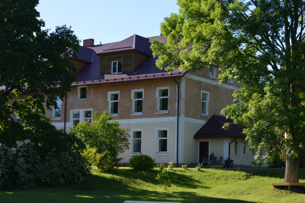 Ozolu skolu, kurā tagad dzīvo komponists Jānis Lūsēns un viņa dzīvesbiedre flautiste Evija Mundeciema, 1910. gadā uzcēla Aumeisteru draudze skolas vajadzībām. Tautā šādas enerģētiski spēcīgas vietas sauc par Dieva ausīm, komponistam atzinis rīkstnieks Māris Zvaunis.                                    
Autors: SANDRA PĒTERSONE