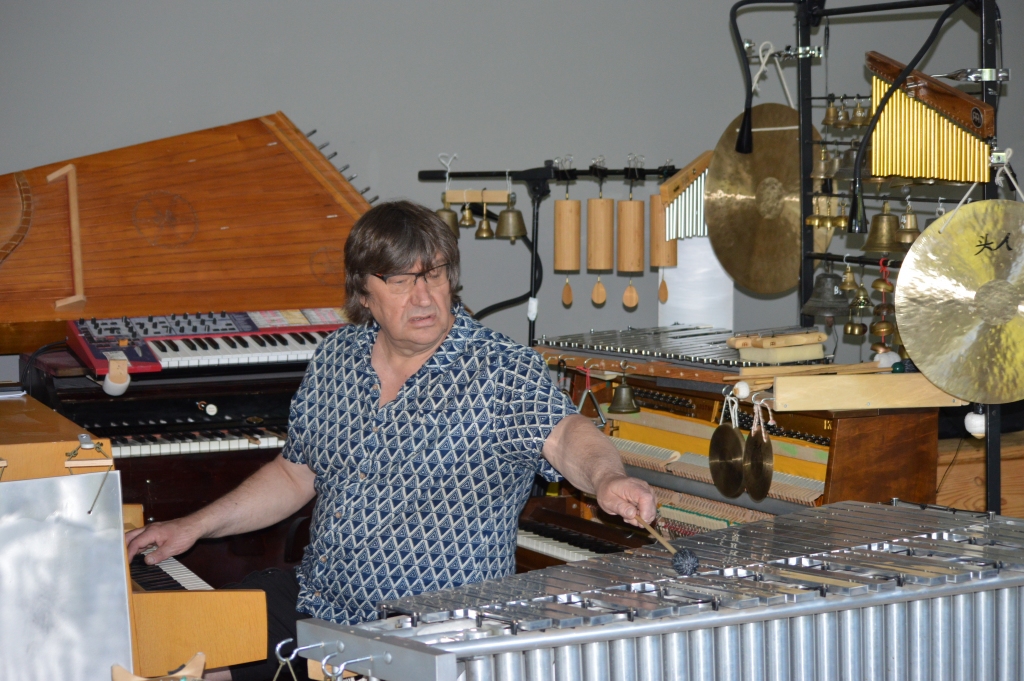 Ozolu skolas lielajā zālē Jānis Lūsēns šovasar rīkos muzikālas performances – skaņu laukus ar savas kolekcijas instrumentiem, ko apmeklētāji varēs klausīties guļamkrēslos. Komponists vēlas dot jaunu dimensiju šai kultūrvēsturiski nozīmīgajai vietai, izveidojot tur  radošo telpu, kas būtu pieejama interesentiem.
Autors: SANDRA PĒTERSONE