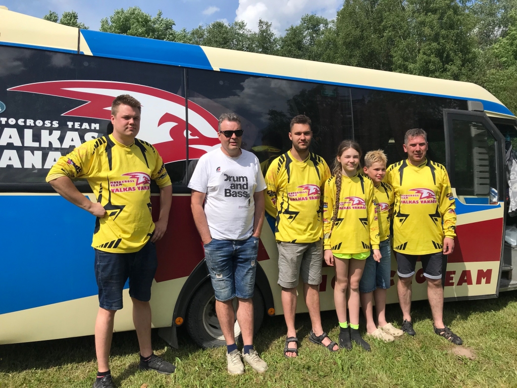 Kamēr Latvijā pandēmijas ierobežojumu dēļ sacensības motokrosā nenotiek, motokluba “Valkas vanagi” braucēji veiksmīgi startē kaimiņvalstī Igaunijā. Attēlā (no kreisās): Niks Gredzens, Normunds Gredzens, Rojs Gredzens, Suzanna Gredzena, Ričards Stafeckis, Laimonis Stafeckis.                                                              
Autors: NO PERSONĪGĀ ARHĪVA