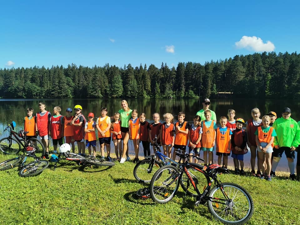 Šomēnes 40 bērni no Valkas novada piecas ar fiziskām aktivitātēm piesātinātas dienas pavadīja dienas nometnē “Mans eS Sportā”.                                                                                                                                                 
Autors: INESE KĀPOSTE
