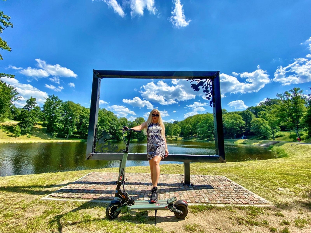 Smiltenē šovasar ir dažādotas aktīvās atpūtas iespējas. Viens no jaunumiem ir elektroskūteri, ar kuriem īsā laikā iespējams apskatīt Smiltenes skaistākās vietas. Viena no atpūtnieku iemīļotākajām vietām ir Vecais parks.                                                       
Autors: SANTA SINKA