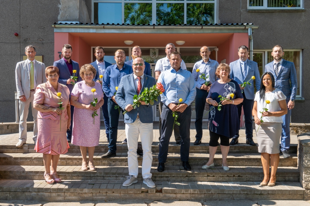 Vakar Valkas novada domes priekšsēdētāja amatu saglabājušais Vents Armands Krauklis (1. rindā trešais no kreisās) nofotografējās kopā ar jauno deputātu sasaukumu: Daci Bašķi (1. rindā no kreisās), Sandru Pilskalni, Jāni Anži, Marutu Stabulnieci, Gitu Avoti, Viesturu Zariņu (2. rindā no kreisās), Kristapu Sulu, Vilmāru Vesingi, Juri Žuroviču, Aigaru Rogu, Gunti Albergu, Andri Daini, Agni Birkavu un Agri Krastiņu.                                                                                                                                                                                                                                                                               
Autors: ROBERTS JOHANSONS