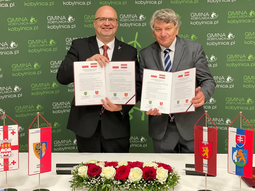 Valkas novada domes priekšsēdētājs Vents Armands Krauklis (no kreisās) un Kobiļņicas pašvaldības mērs  Leszeks Kulinskis jauno partnerattiecību līgumu starp abām pašvaldībām parakstījuši, vairs nenorādot konkrētu sadarbības laiku, proti, līgums ir beztermiņa.                          
Autors: Publicitātes foto