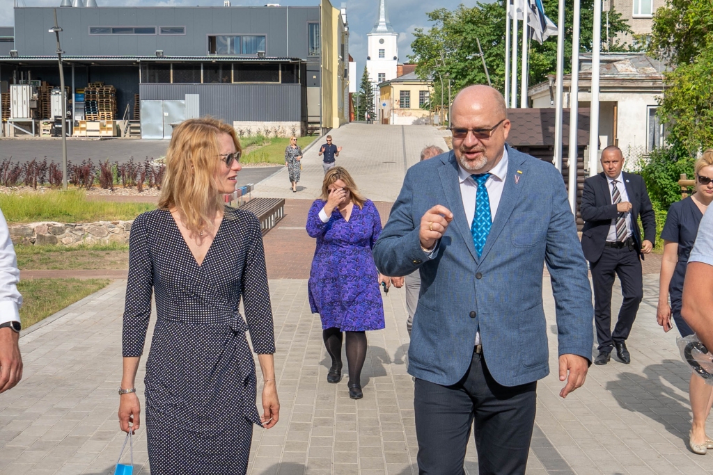Sarunā ar Valkas novada domes priekšsēdētāju Ventu Armandu Kraukli Igaunijas premjerministre Kaja Kallasa apliecināja, ka saprot nepieciešamību pēc pārvietošanās “burbuļa” Valkā un Valgā pandēmijas ierobežojumu laikā.                                                                                            
Autors: ROBERTS JOHANSONS
