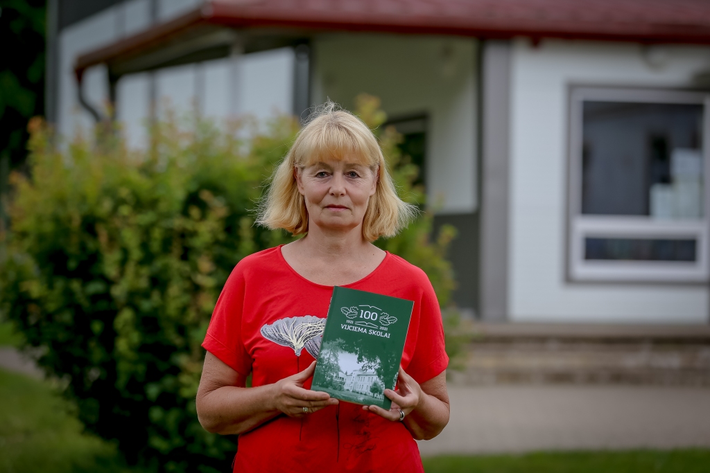 Vijciema skolu beidzamo 21 gadu vadīja direktore Aīda Vītola. Viņa pati ir šīs skolas absolvente, bet vēlāk atgriezās kā sākumskolas skolotāja. Aīda skolas simtgadē rokās tur savu īpašo lolojumu – vēstures un absolventu grāmatu “Vijciema skolai 100”. Tajā ir apkopota skolas vēsture simts gadu griezumā, kā arī uzskaitīti pilnīgi visi absolventi. 
Autors: SANTA SINKA