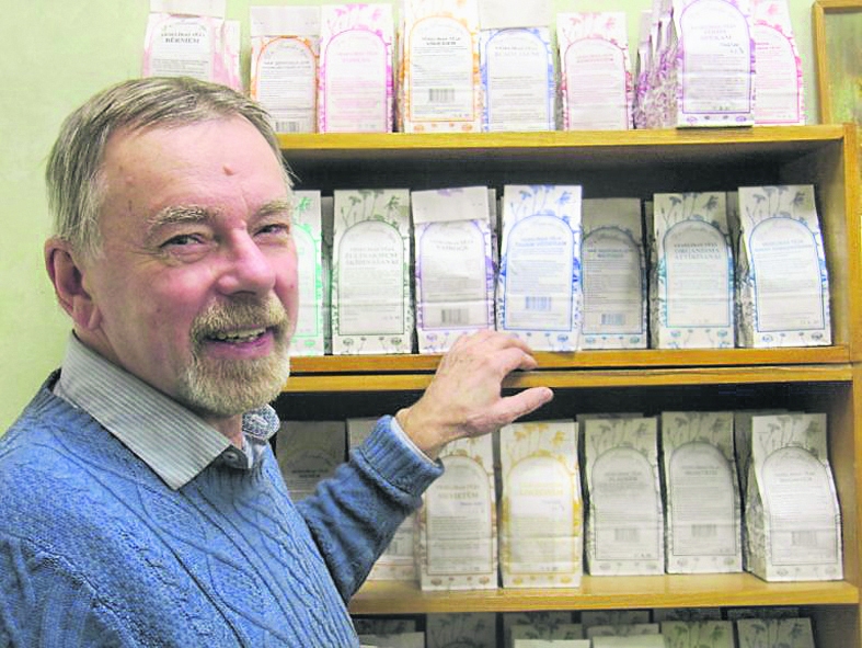 Artūrs Tereško, ārsts, fitoterapeits, akupunktūras speciālists vairāk nekā 45 gadus. Izveidojis ražotni, kurā top desmitiem dažādu nosaukumu veselības tēju. Daktera Tereško tējas pazīstamas kopš 1995.gada.
Autors: no “edruva.lv”