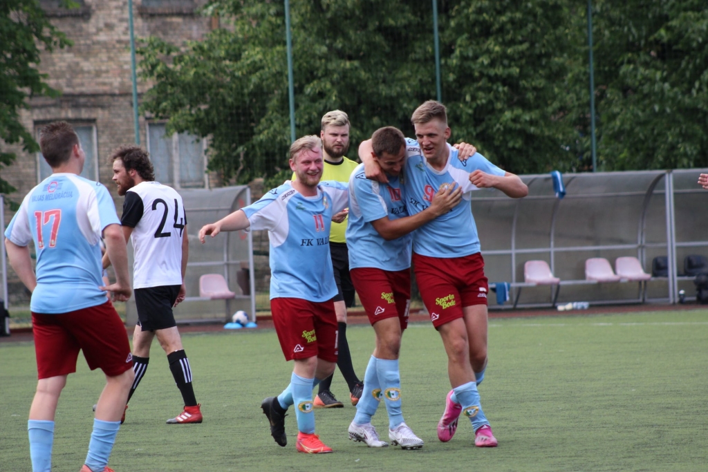 Ar uzvaru Latvijas kausa izcīņas spēlē jauno futbola sezonu sākuši Valkas futbolisti, kas pārspēja FK “Lielupe”.                                   
Autors: Enija Stahovska