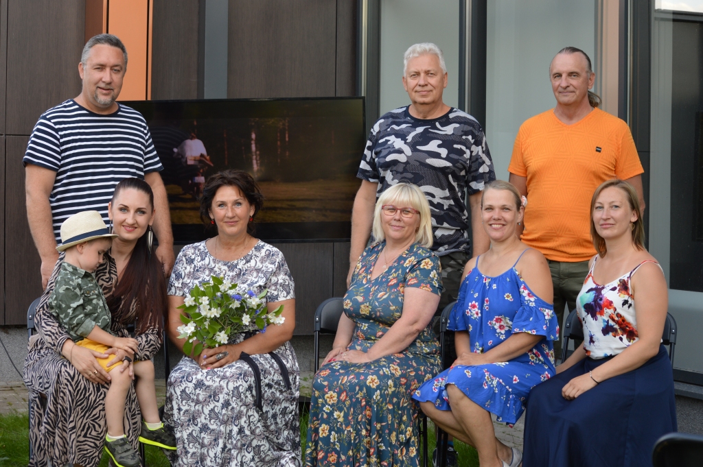 Idejas autors mūziķis Jānis Krūmiņš (2. rindā no kreisās) dzejnieces Marikas Svīķes dziesmas “Puķītes” videoklipa veidošanā iesaistīja solistus Kristīni Ivani (1. rindā pirmā no kreisās) un Jāni Žagariņu (2. rindā pirmais no labās), Smiltenes novada Kultūras centra vokālā ansambļa “Iedvesma”’ dalībnieces un dzejnieces dzīvesbiedru Vilni Svīķi.                                                                                                                                                                                 
Autors: SANDRA PĒTERSONE