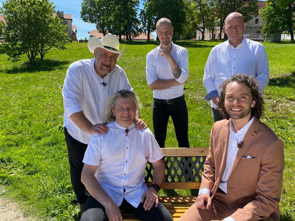 Dziedātāja Ainara Bumbiera (1. rindā no labās) izpildītā dziesma “Baltie ziedi”, kuras vārdu un mūzikas autors ir grupas “Apvedceļš” solists Jānis Krūmiņš, ieguva 2. vietu “Latvijas Sirdsdziesmā”. Dziesmas ierakstā piedalījās “Apvedceļš”.   
Autors: ARVĪDS BABRIS