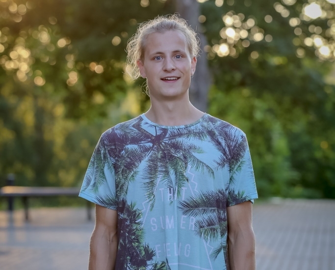 Ja ilgāku laiku neesat satikuši grundzālieti Robertu Aubēnu, viņu ir grūti atpazīt. Jaunietis mainījis ne tikai vizuālo tēlu, bet arī sācis sevi apzināties caur jogu. No nodarbību dalībnieka viņš pārtop par pasniedzēju. 
Autors: SANTA SINKA