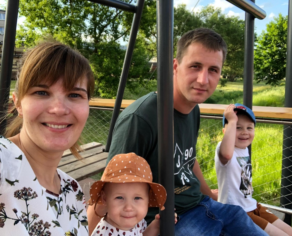 Šovasar Teteru ģimenes uzņemtais pašportrets šūpolēs uz Latvijas – Igaunijas robežas dvīņu pilsētu Valkas un Valgas centrā.                 
Autors: NO PERSONĪGĀ ARHĪVA