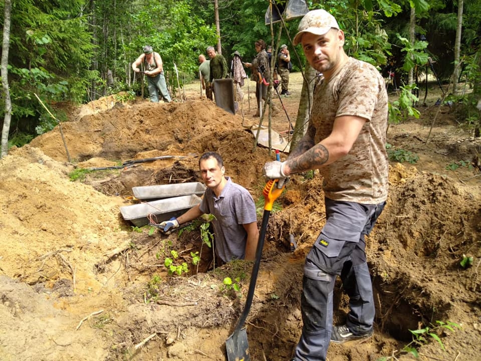 Valcēnieši Māris Zālītis (priekšplānā) un Viesturs Zariņš atzīst, ka kareivju mirstīgo atlieku meklēšana ir smags fizisks darbs.                                                                                                                                                           
Autors: NO PERSONĪGĀ ARHĪVA