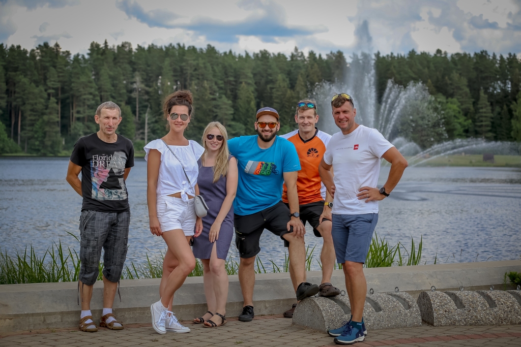 Latvijā lielākā un populārākā taku skrējiena seriāla “Stirnu buks” jaunā sezona iesāksies 24. jūlijā Smiltenē. “Stirnu buka” organizatoriem tas prasīja zināmu saņemšanos, drosmi un uzdrīkstēšanos, jo, rīkojot sporta pasākumus, ir jāievēro virkne epidemioloģisko un pulcēšanās noteikumu, kas saistīti ar “Covid-19”. Šonedēļ Smiltenē viesojās “Stirnu buka” radošā komanda: Vairis Krauklis (no kreisās), Vita Gurtiņa, Aiva Zariņa, Ritvars Carevs, Artis Ločmelis un “Stirnu buka” cilts galvenais vīrs Rimants Liepiņš.                                                                                    
Autors: SANTA SINKA