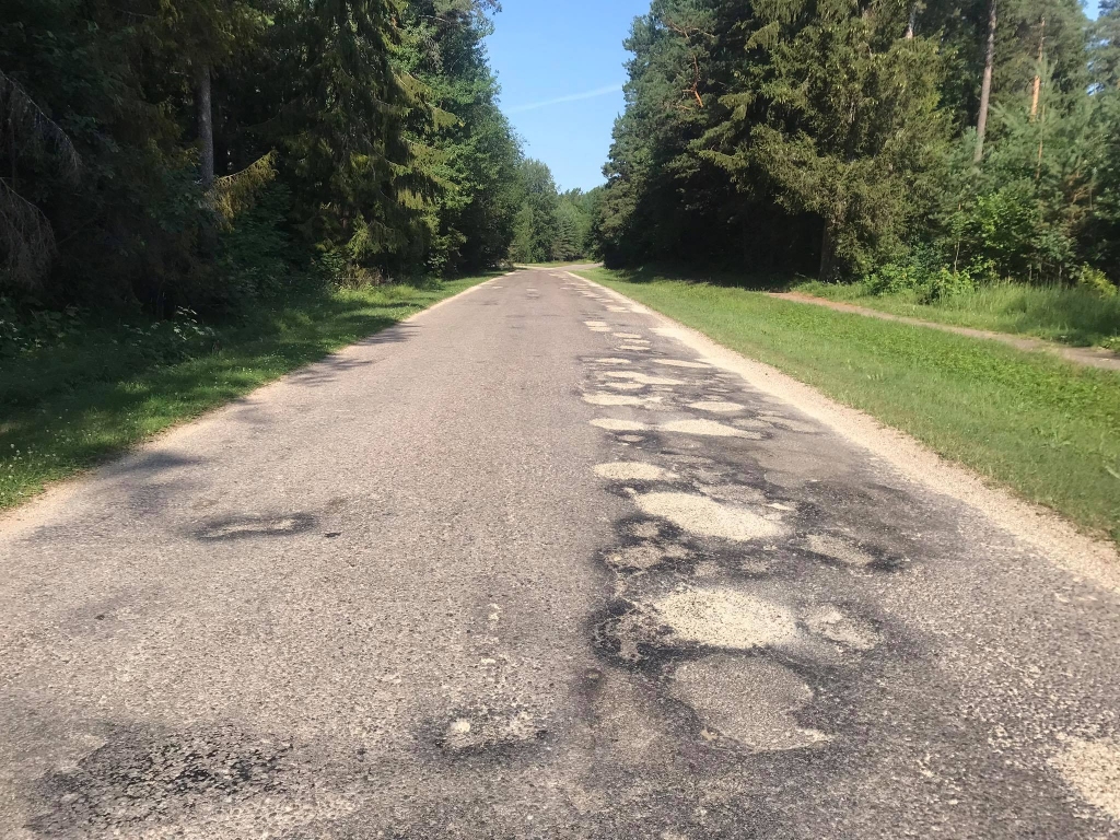 Jau aizvadītās nedēļas nogalē bīstamās bedres uz ceļa, kas ved uz valcēniešu un kaimiņpilsētas Valgas iedzīvotāju iecienīto atpūtas vietu Zāģezeru, bija aizlāpītas.                                                                            
Autors: ROBERTS JOHANSONS