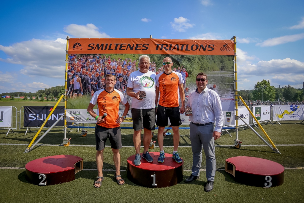 “Smiltenes triatlona” rīkotāji Valmieras sporta kluba “Burkānciems & Co” pārstāvji Artis Ločmelis (pirmais no kreisās) un galvenā triatlona lokomotīve klubā Jānis Melbārdis (otrais no labās) pateicas Smiltenes novada domes priekšsēdētājam Edgaram Avotiņam (pirmais no labās) un Latvijas Triatlona federācijas vadītājam Aigaram Strausam.