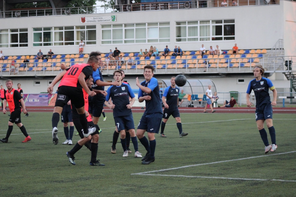 Futbola klubs “Valka” trešās līgas Ziemeļu zonas jauno sezonu sāka ar zaudējumu savā laukumā, piekāpjoties Valmieras vienībai “FC Gauja”.                                                                                                                                  
Autors: Enija Stahovska