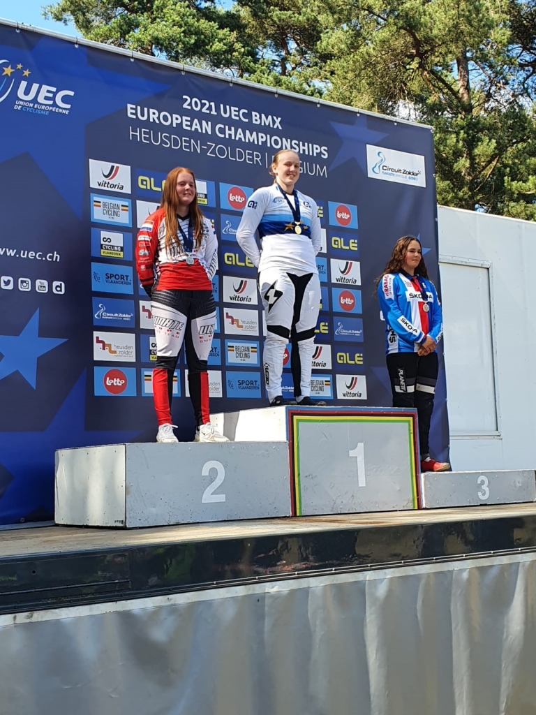 Smiltenes novada BMX kluba “Silvas ziķeri” braucēja Veronika Monika Stūriška (vidū) svētdien Beļģijas pilsētā Zolderā kļuva par Eiropas čempioni BMX G16 grupā.                                                                  
Autors: ĢIRTS KĀTIŅŠ