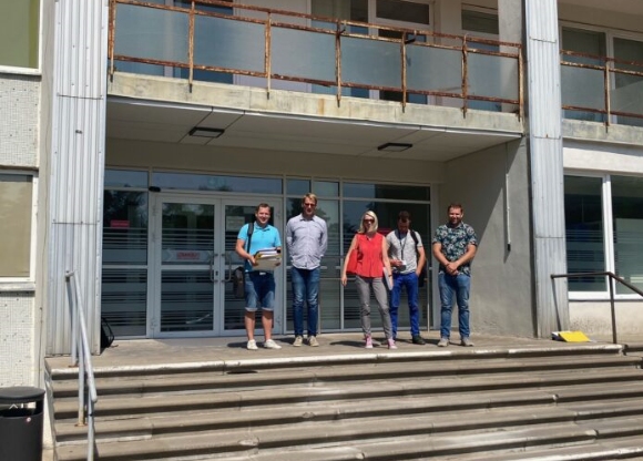 No kreisās puses: SIA “Aimasa” būvdarbu vadītājs Edgars Eglītis,  SIA “Aimasa” valdes priekšsēdētājs Sandris Apsītis, SIA “Virtu” valdes priekšsēdētāja Anda Kursiša,   SIA “Marčuks” būvuzraugs Ingus Paeglis,  SIA “Vidzemes slimnīca” būvdarbu projektu vadītājs Jānis Tupreinis.
Autors: Benita Brila