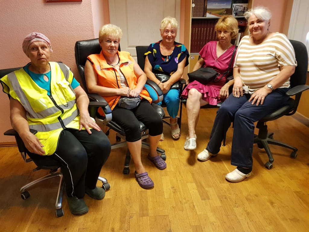 Lai aizstāvētu un izteiktu atbalstu Valkas novada pašvaldības Pilsētas teritorijas apsaimniekošanas nodaļas labiekārtošanas darbu vadītājai – dārzniecei Alitai Plūksnai, šonedēļ “Ziemeļlatvijas” redakcijā ieradās sētnieces – Svetlana Lisovska (no kreisās), Jeļena Jujeva, Marta Babre, Nataša Buglaka un Liene Valtiņa.          
Autors: INGA KARPOVA