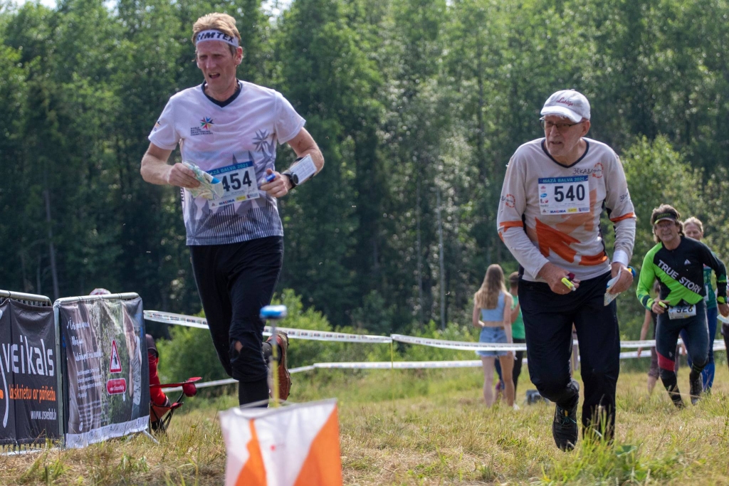 Pagājušās nedēļas nogalē Smiltenes novada Launkalnes pagastā aizvadīts Latvijas kausa trešais un ceturtais posms orientēšanās sportā, kas vienlaikus bija arī OK “Azimuts” sacensību “Mazās balvas” izcīņa. 