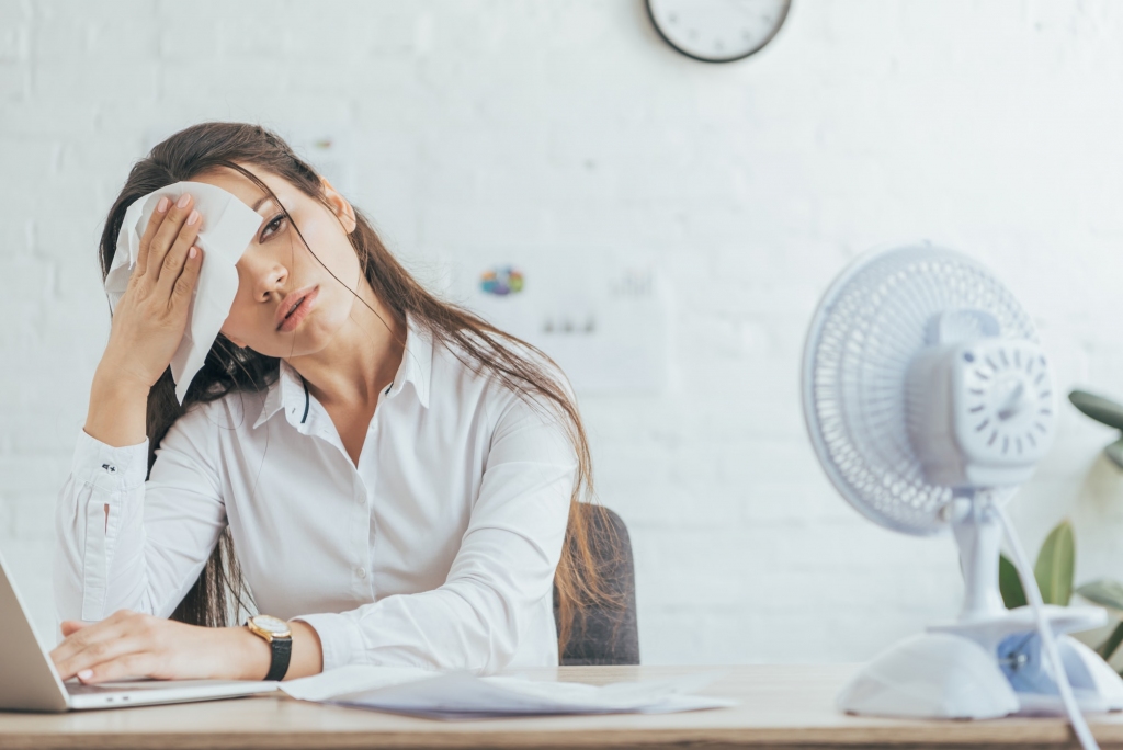  Karsta vasara nelutina tos, kam šādos apstākļos jāstrādā neatbilstošā telpu mikroklimatā.
Autors: “Pexels.com”