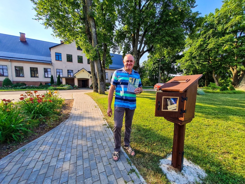 Blomes pagasta pārvaldes vadītājs Gaidis Bogdanovs aicina iedzīvotājus skvērā pie tautas nama ne tikai aplūkot krāšņās dienziedes, bet arī lasīt grāmatas. Šonedēļ tika uzstādīts grāmatu skapis – pastkastīte, kurā atrodas bērniem un pieaugušajiem piemērota lasāmviela.                                                                                                                   
Autors: SANTA SINKA