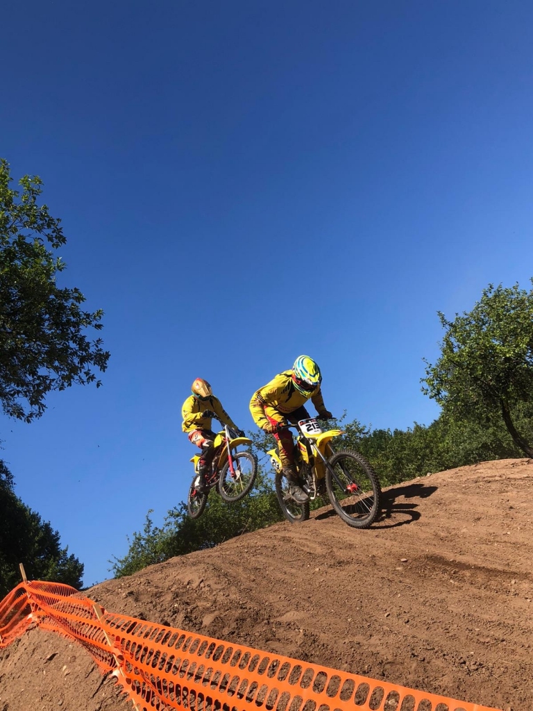 Motokluba “Valkas Vanagi” sportisti pārliecinoši startē gan Latvijas čempionātā, gan sacensībās Igaunijā, kur superkrosa sacīkstēs Abjā ieņēma visu goda pjedestālu.                                                                 
Autors: “Valkas Vanagi”