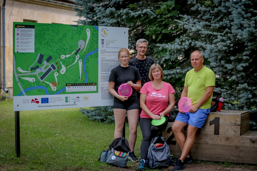 Viesmīlīgie palsmanieši Toms Cers (pirmais no labās), Gunita Skare, Atis Skaris un Elīza Cera pirms trijiem gadiem sāka spēlēt disku golfu pašu izlolotā laukumā, kas toreiz tapa ar Smiltenes pašvaldības līdzdalību. Viņi ir gatavi iepazīstināt ikvienu interesentu ar šo spēli, kas ir ne tikai demokrātiska, bet arī aizraujoša.                                                                                                                                                                                                                                                                
Autors: SANTA SINKA