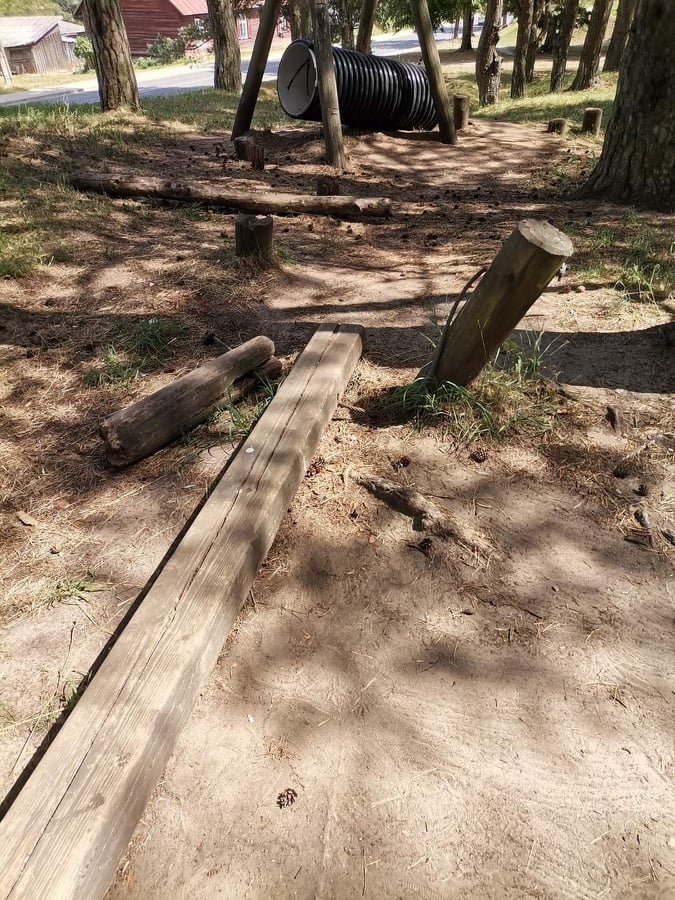 Aizvadītajā ceturtdienā sociālajos tīklos parādījās valcēnietes Līgas Šnukas ievietotie foto ar izdemolēto un savu laiku nokalpojušo Džungļu taku Tālavas ielas malā.                                                                                                                                                                                                                                    
Autors: LĪGA ŠNUKA