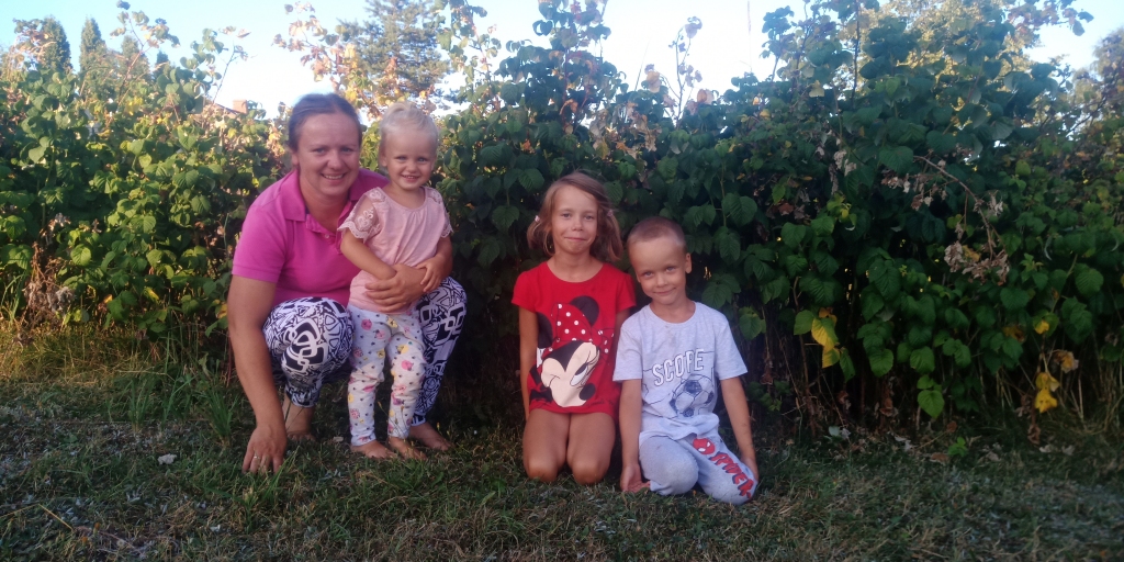 “Tīreļu” saimniece Sintija Griezāne ar atvasītēm – Mārci, Sofiju un Annu, kuriem vasarā avenes ir viens no lielākajiem kārumiem, jo īpaši, ja ogas tiek lasītas tieši no aveņu lauka.                    
Autors: No Griezānu ģimenes personīgā albuma