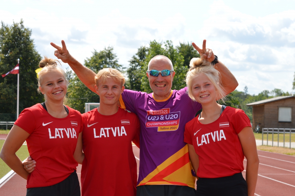 Trenera Guntara Marksa audzēkņi Hanna Gabriela Ziemiņa (no kreisās), Ginters Ķelps un Marta Marksa savās vecuma grupās ir vieni no labākajiem Latvijas vieglatlētiem. Marta Marksa kvalificējusies pasaules junioru čempionātam, kas augustā notiks Āfrikā.                                                                                                              
Autors: SANDRA PĒTERSONE