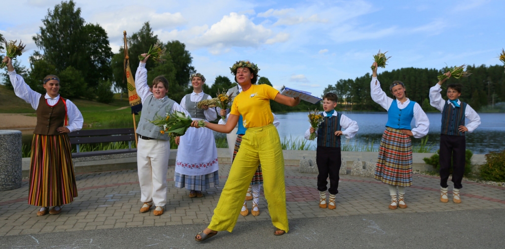 Smiltenē “Saulesviju” dažādās pilsētas skaistākajās vietās, arī Tepera promenādē, sagaidīja  14 bērnu un jauniešu kolektīvi un kopā ar saucēju – aktrisi Katrīnu Grigu – uzgavilēja XII Latvijas skolu jaunatnes dziesmu un deju svētkiem, kas līdz 30. oktobrim notiks pavisam citādāk, nekā ierasts citus gadus, proti, atbilstīgi e-svētku koncepcijai, netradicionālā un epidemioloģiskajai situācijai pielāgotā formātā.                                                          
Autors:  INESE KALNIŅA