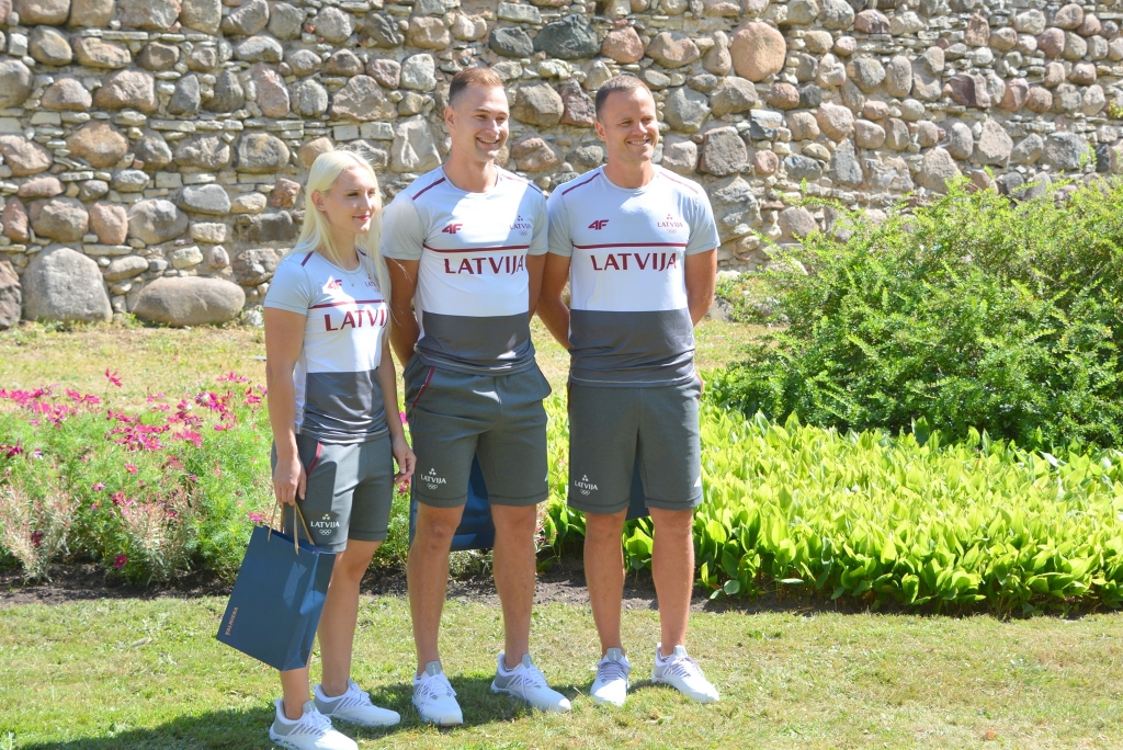 Latvijas BMX pārstāvji Tokijas olimpiskajās spēlēs - Vineta Pētersone (no kreisās), Helvijs Babris un treneris Ģirts Kātiņš.
Autors: No 