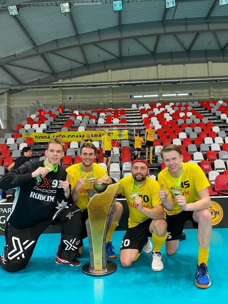 Valcēnietis Klaids Maļcevs (pirmais no kreisās) iekļauts Latvijas U19 izlases sastāvā dalībai Pasaules florbola čempionātā. 
                                 
Autors: No “Facebook”