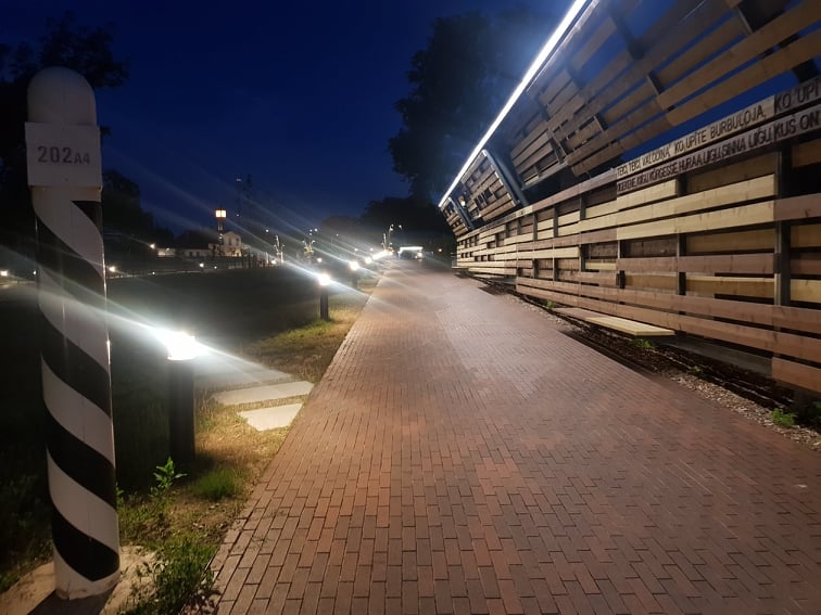Jaunais dvīņu pilsētu Valkas un Valgas centrs īpašs izskatās diennakts tumšajā laikā, kad iedegas interesantās formas apgaismes laternas.                                                                                                                                   
Autors: INGA KARPOVA