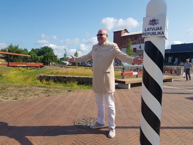 Novada pašvaldības vadītājs Vents Armands Krauklis uz robežas sagaidīja simboliskā gājiena vēstnešus.