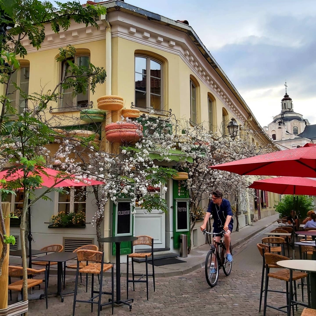 Viļņas vecpilsētā ir neskaitāmas mīlīgas kafejnīcas, kuru saimnieki tās izdaiļo ar mākslīgiem ziediem, kas rada pavasarīgi romantisku noskaņu.                                                                                                                  
Autors: INGŪNA JOHANSONE