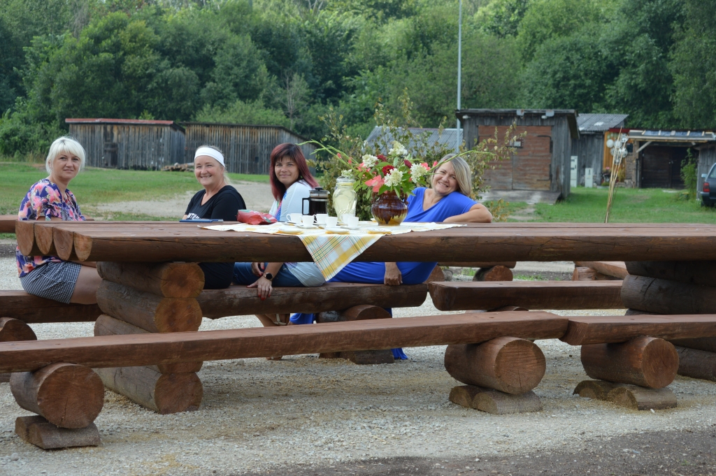 Lolojot domu par pagalma svētkiem Grundzālē, pagasta kultūras nama vadītāja Inga Lazdiņa (no labās) uzrunāja sabiedriski aktīvākās Gaujas ielas iedzīvotājas Ilzi Ozoliņu (no kreisās), Ligitu Lārmani un Janu Melbārdi. Iemesls svētkiem bija – ielas iedzīvotāji saviem spēkiem šomēnes izveidojuši atpūtas vietu daudzdzīvokļu māju pagalmā.  
                                                                                                                                                                            

Autors: SANDRA PĒTERSONE