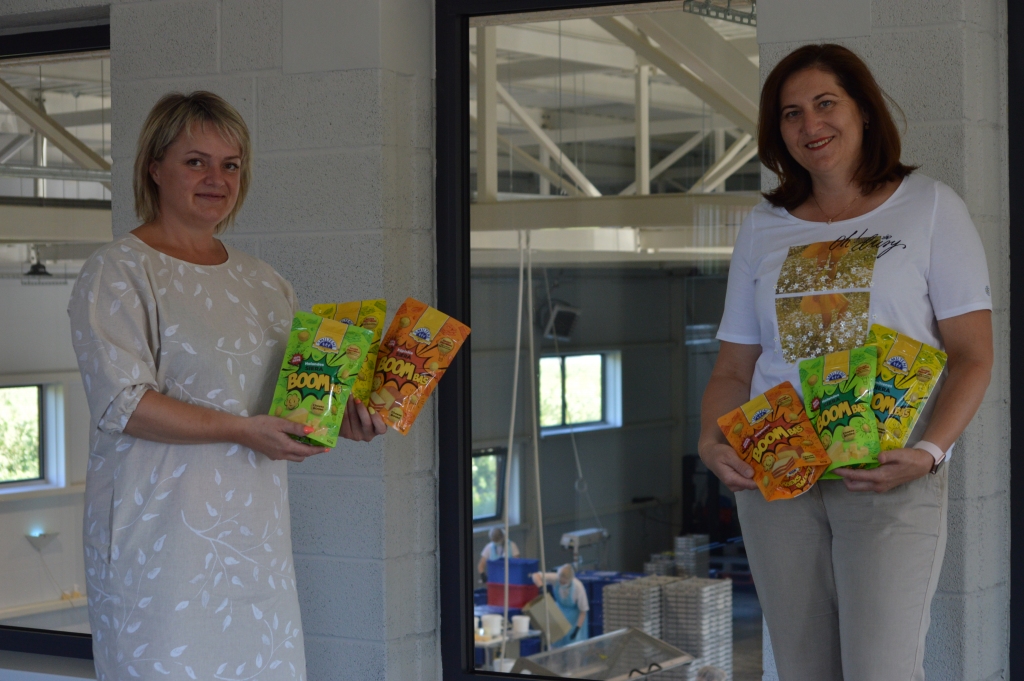 Akciju sabiedrības “Smiltenes piens” valdes priekšsēdētāja Ilze Bogdanova (no labās) un jaunās struktūrvienības vadītāja Inga Fjodorova ir vienisprātis – tik komfortablos darba apstākļos, kādi ir jaunajā ēkā Valkas ielā 5, darbiniekiem ir pozitīva attieksme pret darbu, un tas labvēlīgi ietekmē jaunā produkta “Siera  BOOMbas” ražošanas procesu.                                                                                                                                                             
Autors: SANDRA PĒTERSONE