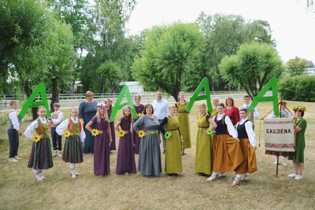 Jaunais Smiltenes novads no 1. jūlija kļuvis bagātāks arī ar četriem skolēnu kolektīviem – diviem koriem un diviem deju kolektīviem – no bijušā Apes novada. Attēlā – kolektīvu pārstāvji kopā ar Smiltenes novada domes priekšsēdētāju Edgaru Avotiņu.                                                                 
Autors: LINDA VORPE