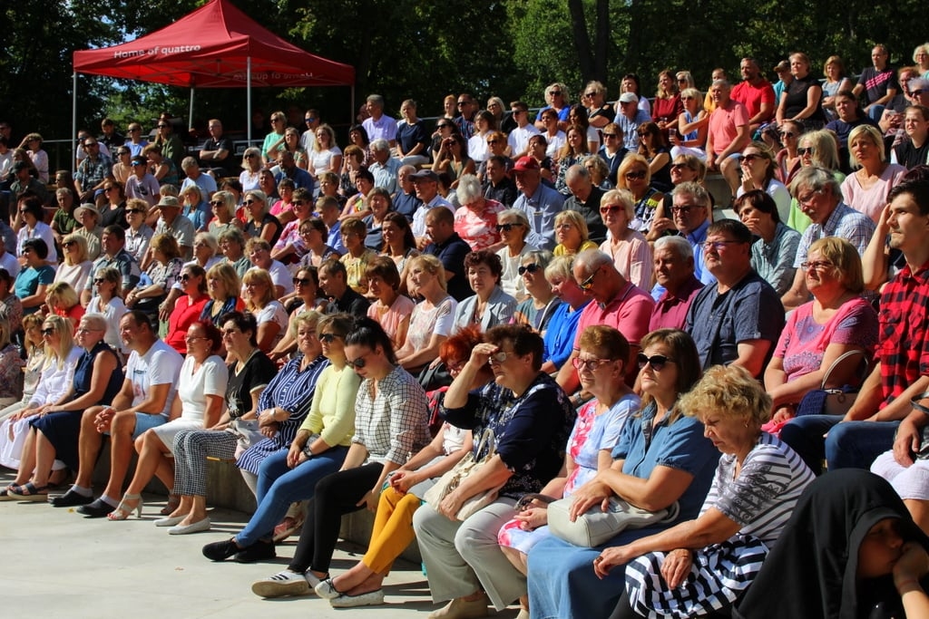 Baibas Sipenieces-Gavares stāvizrādē “Vienreiz jau var!” Strenču jaunajā brīvdabas estrādē publika aizņēma visas 570 sēdvietas, un organizatori pat izlika papildu krēslus. Savukārt aktrise un TV dīva bija iepriecināta gan par publikas atsaucību, gan arī par Strenču estrādi, ko nodēvēja par fantastisku vietu.                                                                                                               
Autors: GINTA GAILĪTE