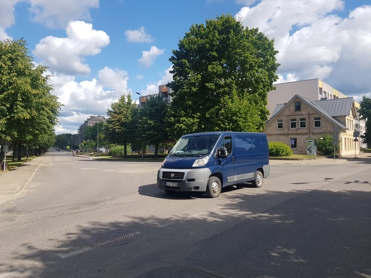 Daudzi autovadītāji atzīst, ka viens no nepārskatāmākajiem un grūti saprotamiem krustojumiem Valkas pilsētas centrā ir vieta, kur krustojas Raiņa, Ausekļa un Emīla Dārziņa ielas. Vadītāji nereti apmulst, kam priekšroka, jo galvenais ceļš nav taisni pāri krustojumam, bet no Ausekļa ielas pagriežas uz Raiņa ielu. Valcēnieši iesaka šeit veidot apļveida krustojumu. Projektētāji to gan nav paredzējuši.                                                              
Autors: INGA KARPOVA