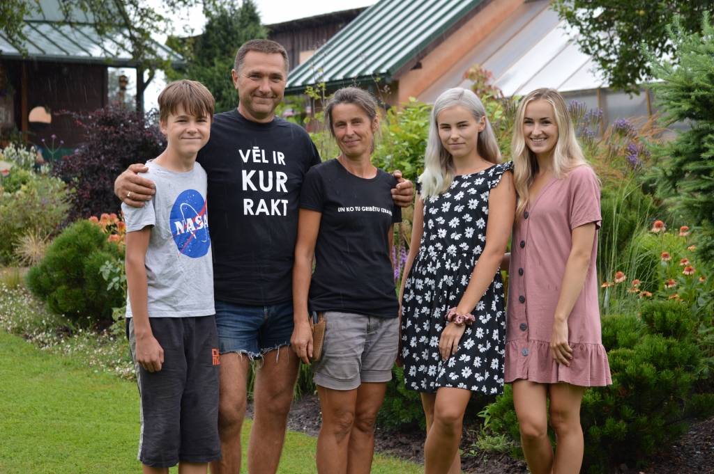 Zemnieku saimniecības “Kaliņi” stādaudzētava ir ģimenes saimniecība, par to, tāpat kā par daiļdārzu, rūpējas Riekstiņu ģimene: dzīvesbiedri Lāsma un Uldis, viņu bērni Reinis, Kristīne un Agnese (attēlā nav klāt Lāsmas mammas Ināras Cērūzes).                                                                                              
Autors: SANDRA PĒTERSONE