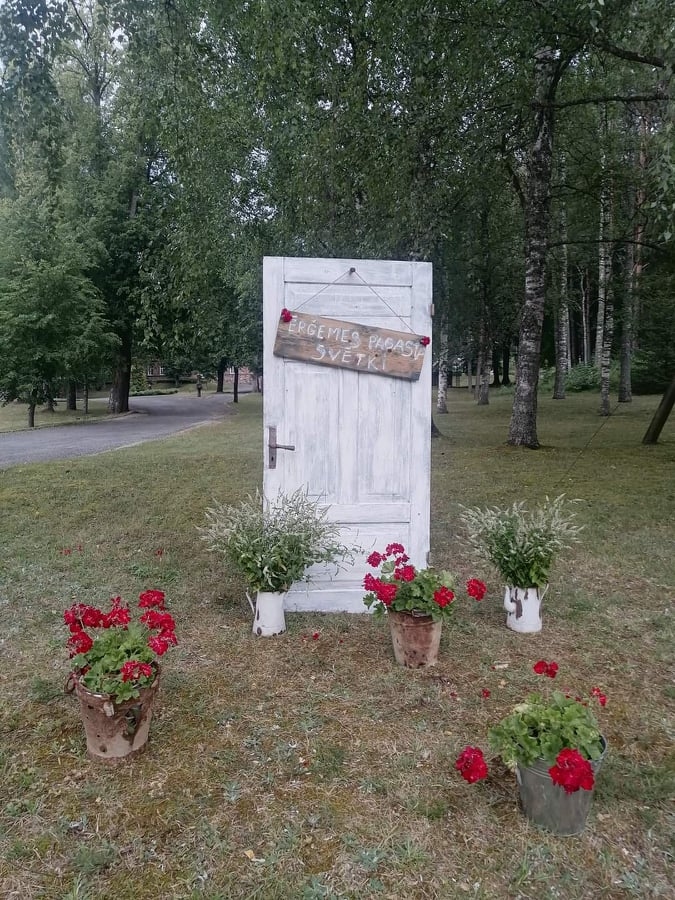 Ērģemes pagasta svētkos sirsnīgu un īstu svētku noskaņu radīja pašu ērģemiešu pie savām mājām uzstādītie vides objekti. Katrs izcēlās ar savu “odziņu”.                                                                                                                                                                                                                                 

Autors: NO ĒRĢEMES PAGASTA ARHĪVA