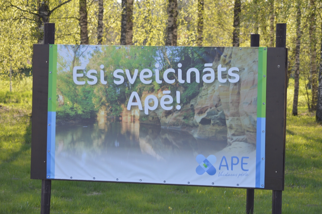 Smiltenes novada Ape drīz svinēs pilsētas svētkus. Tā būs laba iespēja ciemiņiem iepazīt šo viesmīlīgo pierobežas pilsētiņu, tai skaitā doties ekskursijā gida pavadībā, apskatot Apei raksturīgās šarmantās vietējā krāsainā dolomīta ēkas.                                                                        

Autors: SANDRA PĒTERSONE