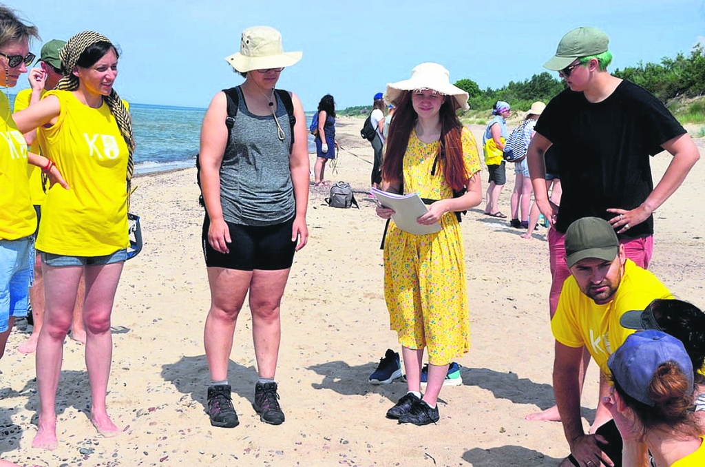 Pārgājienam ieteicams izvēlēties ērtus apavus un apģērbu. Citam ērtāk iet “botās” un kleitā, citam – basām kājām un peldkostīmā. 
                                                                                                                                                                                                                                 
Autors: “Facebook.com/tirajuravieno”