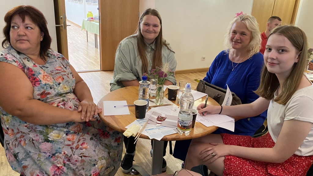 Smilteniete Dārta Cīrule (no labās), Antra Ķikute, Kristīne Ķikute un Inga Cera jeb komanda “Ak, vai!” uzvarēja spēles “Prāta laboratorija” vasaras turnīra atklāšanā Alūksnē.                                                                  
Autors: AGITA BĒRZIŅA
