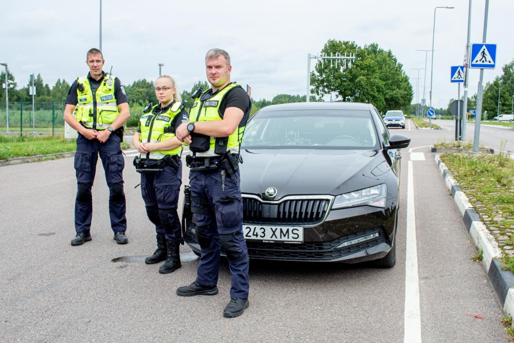 Valgas policisti Renē Lipings (no kreisās), Rutana Kērna un Kristjans Mihkelso pārbauda Igaunijas–Latvijas robežu. Policija ir pastiprinājusi savus spēkus, lai gan līdz šim migranti Igauniju nav sasnieguši.         

Autors: Tīts Loims