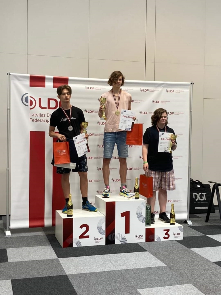 Palsmanietis Kristers Lapiņš (no kreisās) iekļuvis dambretistu TOP3 Latvijas finālos un ieguvis tiesības pārstāvēt mūsu valsti Eiropas un pasaules čempionātos 64 un 100 lauciņu dambretē.                   
Autors:  NO PERSONĪGĀ ARHĪVA